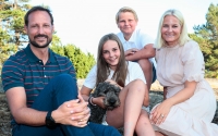Prins Sverre Magnus, kronprins Haakon, kronprinsesse Mette-Marit og prinsesse Ingrid Alexandra med hunden Milly Kakao feiret kronprins Haakons bursdag på kongeparets landsted på Mågerø i juli.