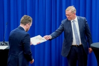 Isaksen mottak rapporten fra granskingsutvalgets leder Finn Arnesen.