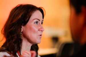 Brenna spør om folk står i matkø «for å bruke penger på andre ting»