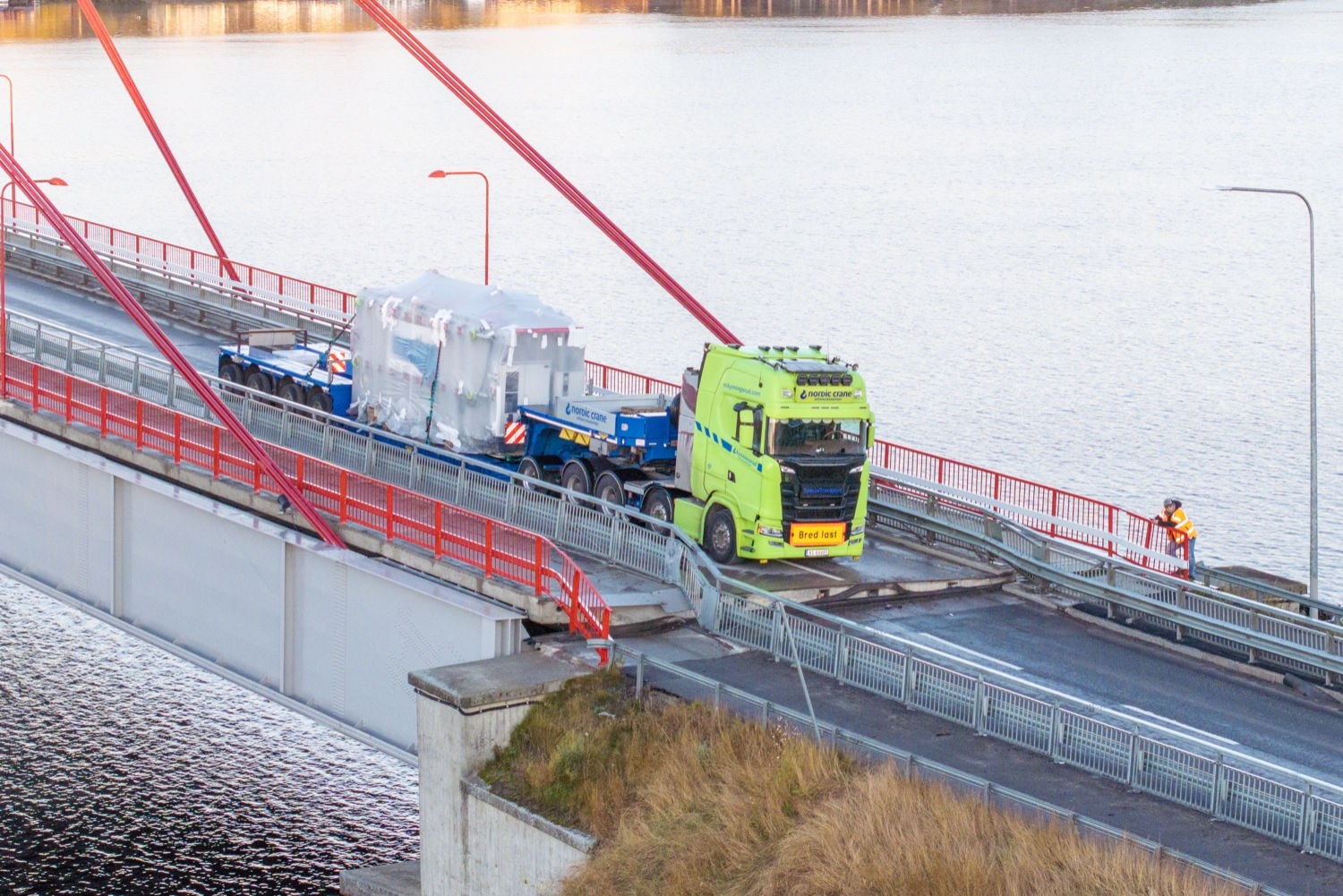 Transformatoren som var på vei til Norge veier over 62 tonn, mens hele ekvipasjen var på 100 tonn. Den var like ved å kunne rulle av trömsund-broen på E45 i Sverige da broen ble skadet av vekten.