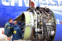USAs nasjonale råd for trafikksikkerhet (NTSB) ser på skadene til Boeing-flymaskinen.
