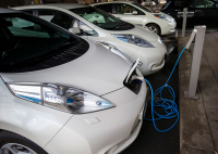 Elbiler står til lading i Oslo. Panasonic, Equinor og Hydro venter rask vekst i batteriproduksjonen i årene som kommer.