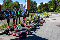 Både utleieselskapene Tier og Voi sier de øker prisene med rundt 20 prosent på grunn av nye krav til ansvarsforsikring.