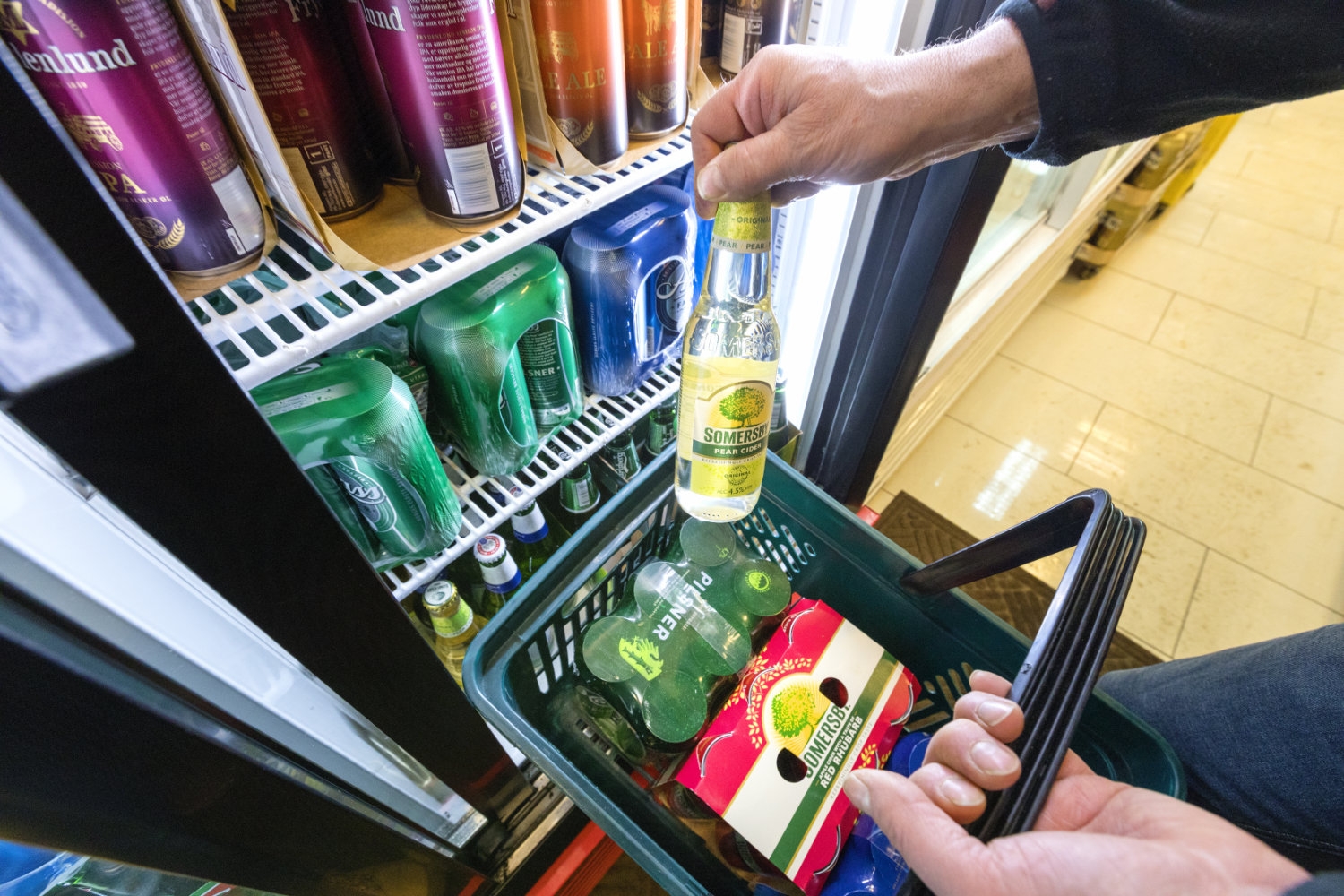 Sammenlignet med 2019 sier dobbelt så mange 10.-klassinger i 2024 at foreldrene har sendt med dem alkohol på fest.