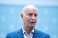 Helsedirektør Bjørn Guldvog tror færre må gå i karantene og isolasjon utover høsten og vinteren.
