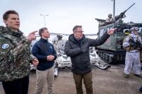 Norge, Sverige og Finland havner i samme Nato-kommando i Norfolk i USA. Det har lenge vært Norges mål. Her er forsvarsminister Bjørn Arild Gram (Sp) sammen med sin finske kollega Antti Häkkänen og svenske Pål Jonson på grensen mellom de tre landene.