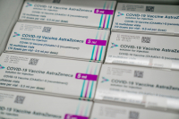 Det kan bli aktuelt å tilby personer som har fått første vaksinedose med vaksinen til AstraZeneca, dose nummer to fra en annen vaksineprodusent. Fredag har antallet vaksinedoser satt i Norge nådd nesten én million.