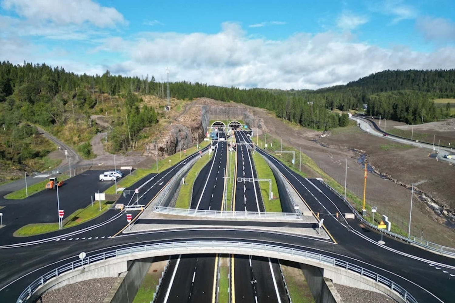 Bildet er tatt fra Avtjerna-krysset og viser den sørlige portalen til Sollihøgdtunnelen.