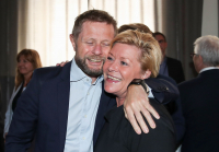 Helseminister Bent Høie (H) gir Siv Jensen en klem under feiringen av hennes 50-årsdag 29. mai 2019 – i god tid før pandemien.