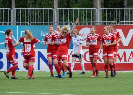 Matte Aasvik Skau lot seg ikke be to ganger da HBK-kepper Karolina Dabrowska Westbyn ga en retur i det attende spilleminuttet.