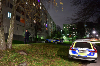 Politi ved åstedet i Hässelby i Stockholms nordvestlige forsteder.