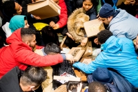 Kunder kjemper om sko på timesalg under Black Friday-salget til Norwegian Outlet i Vestby i Akershus i 2016.
