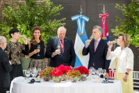 Mange gjør som kongen, dronningen og utenriksministeren i sommervarmen – de drikker lys vin. Her er kongeparet sammen med Argentinas president Mauricio Macri og hans kone Juliana Awada under et statsbesøk i Argentina i mars. Utenriksminister Ine Eriksen Søreide (H) til venstre.