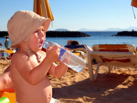 Fire av ti ønsker å feriere i Norge i sommer, mens to av ti velger en kombinasjon av innenlands- og utenlandsferie, ifølge en ny undersøkelse. Én av ti vil tilbringe hele sommerferien i utlandet.
