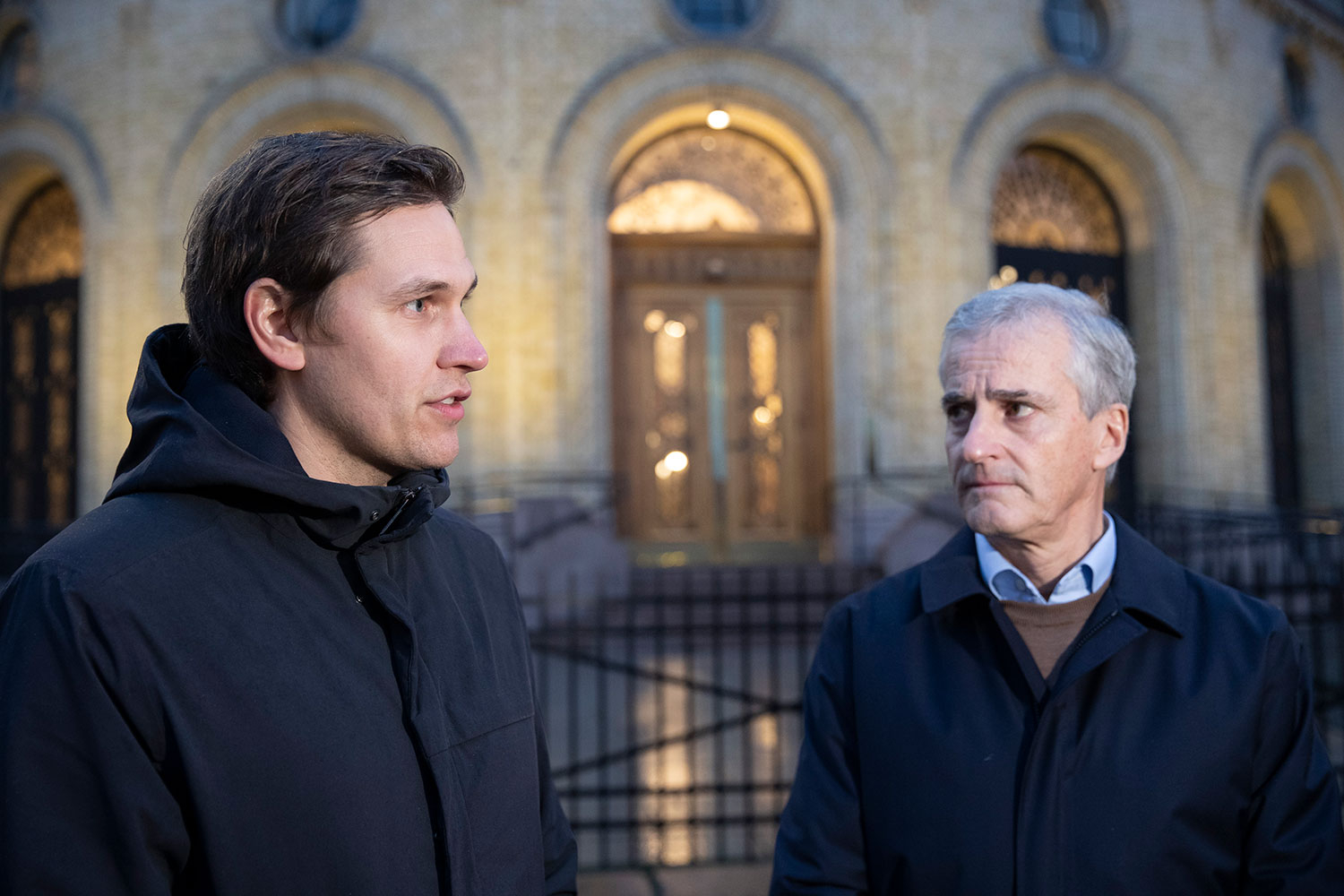Daglig leder av Utøya, Jørgen Watne Frydnes (t.v.), blir Arbeiderpartiets nye medlem av Nobelkomiteen. Her sammen med partileder Jonas Gahr Støre utenfor Stortinget.