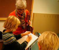 Bente Storbakken underviser.