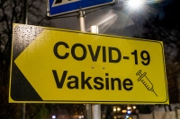 Koronapandemien er i stor grad over, men folk oppfordres fortsatt til å vaksinere seg.