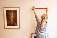 TAPES TIL VEGGEN: Dropp skruer og spiker, nå kan det meste tapes rett på veggen.