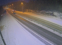 Snøen laver ned på E-18 ved Østerholtheia på Sørlandet. Bildet er tatt mandag 21. november.