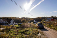 Det er ulendt terreng med både myr og vann i området der gutten er savnet.