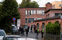 Politiet gjør undersøkelser på åstedet mellom Kjølberggata og Brinken i Oslo, der en person ble skutt og skadet i et bein tidlig søndag morgen.