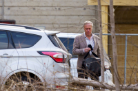 Tom Hagen på vei fra sin arbeidsplass i slutten av april 2021.