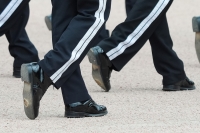 Gardistene fremførte sin tradisjonelle drilloppvisning onsdag. Mens uniformene var plettfrie, var sålene hullete og slitte.