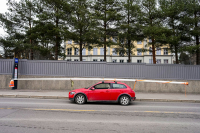 Bilen som kjørte med en flaggstang på taket, ble stoppet av politiet utenfor Grorud skole onsdag.