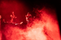 Onsdag er det premiere på «Sagaen om Isfolket» på Nationaltheatret. Her fra en prøveforestilling.