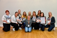 TALENTER. Talentsjef Lene Foldvik (i midten) fra Circle K med årets talentkull rundt seg: (f.v.) Ingrid Bromseth, Kristin Antal, Celine Josephine Holthe, Jolin Erika Johansen, Miriam Aanonsen, Silje Reinfjord Henriksen, Monica Jacobsen, Tonje Stabell og Sandra Pedersen.