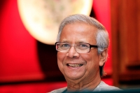 Den bangladesiske fredsprisvinneren Muhammad Yunus hylles i Stavanger med en bronseplate. Den skaper nå debatt.