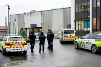 En person ble knivstukket under et slagsmål i på Økern i Oslo. En person er kjørt til sykehus og politiet leter etter flere gjerningspersoner.