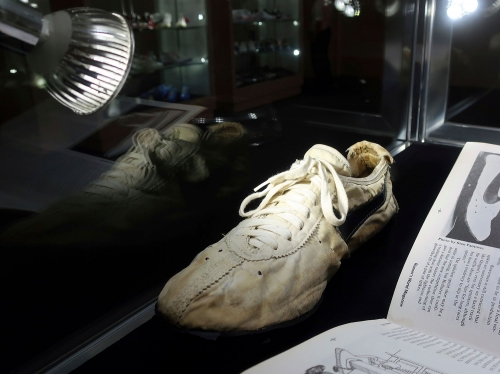 Nike-skoene på auksjonshuset Sotheby&#039;si New York. De ble designet for løpere som skulle kvalifisere seg til OL i 1972.