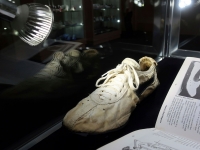 Nike-skoene på auksjonshuset Sotheby&#039;si New York. De ble designet for løpere som skulle kvalifisere seg til OL i 1972.