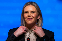 Sylvi Listhaug fronter forslaget om forbud mot barnehijab fra Frp.