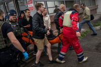 En såret mann bæres bort av hjelpemannskaper i Kharkiv i det østre Ukraina torsdag.