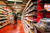 Prisene steg i forrige måned, blant annet på grunn av et hopp i matvareprisene. Nå ligger det an til et nytt rentehopp fra Norges Bank i desember, mener DNB.