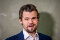 Magnus Carlsen er under press i egen turnering.