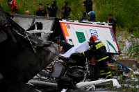 Minst elleve mennesker omkom da deler av denne motorveibroen kollapset i Genova i Italia. Redningsmannskaper leter etter overlevende blant steinmasser og knuste biler etter brokollapsen ved Genova.