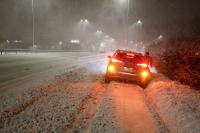 Store mengder snø på Sørlandet førte til vanskelige kjøreforhold mandag. Natt til tirsdag har det gått rolig for seg på veiene, opplyser politiet.