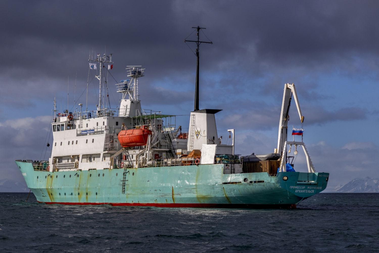 Jakten på russiske verdier har også nådd Svalbard. Der er det russiske fartøyet Professor Moltsjanov, et vandrehjem, snøscootere og bankkontoer tatt i arrest etter et pålegg fra Nord-Troms og Senja tingrett, som fulgte en rettsanmodning fra Naftogaz.