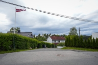 Resinoljen i tuja er svært lett antennelig, fordamper raskt og brenner kraftig.