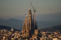 Sagrada Familia kan nå smykke seg som verdens høyeste kirke etter at en tårndel ble løftet på plass torsdag.