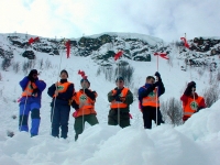 Mannskaper fra Norsk Folkehjelp øver på skredredning. Bildet er tatt i Tromsdalen i 2000.