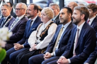 Kronprins Haakon er til stede ved åpningen av nye Drammen sykehus.