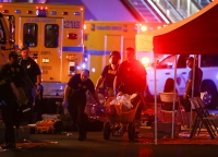 En såret person blir fraktet i en trillebår under skytingen ved en countryfestival utenfor Mandalay Bay Hotel i Las Vegas. 40.000 mennesker var til stede på konserten med den kjente countryartisten Jason Aldean.