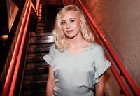 Noora (Josefine Frida Pettersen) fra TV-serien SKAM har bidratt til å skaffe nye ord til NAOB. Her "chiller" hun trolig på avslutningsfesten for serien i sommer.