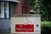 Mattilsynet har avdekket vanskjøtsel i 18 dyrehold og anmeldte 37 dyreholdere for lovbrudd hittil i år. Illustrasjonsbilde av bygget og skiltet til Mattilsynet i Oslo.