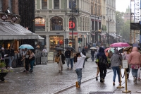 Dette bildet ble tatt på Karl Johan i juli i fjor, men kunne like gjerne vært tatt i juli i år. Det er ingen tegn til at sommeren kommer tilbake med det første.
