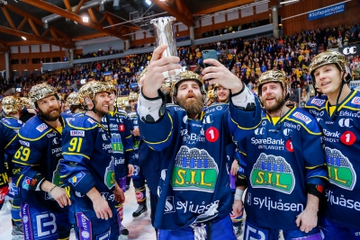 TV 2 har sikret seg rettighetene til norsk ishockey for seks nye år. Her tar Storhamar-spiller Lars Erik Ljøstad Hesbråten en selfie med kongepokalen etter at hedmarkingene ble norgesmester sist sesong.